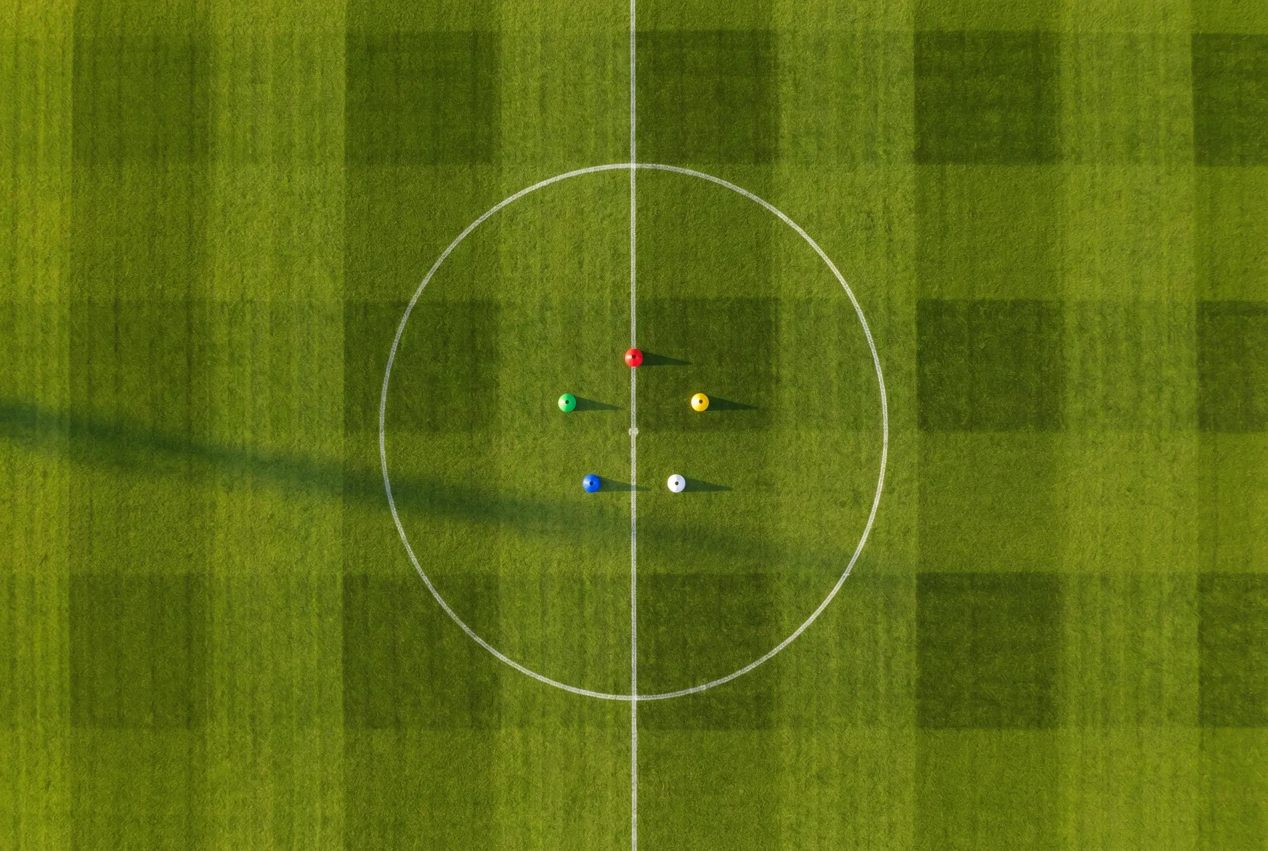 Blick auf ein Bundesliga-Spielfeld von der Tribüne mit Flutlicht — Symbolbild für die verschiedenen Langzeitwetten-Märkte der Saison